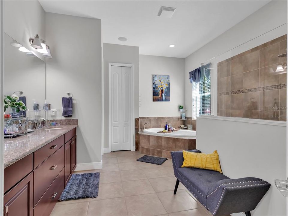 En Venta: $880,900 (5 camas, 4 baños, 3926 Pies cuadrados)