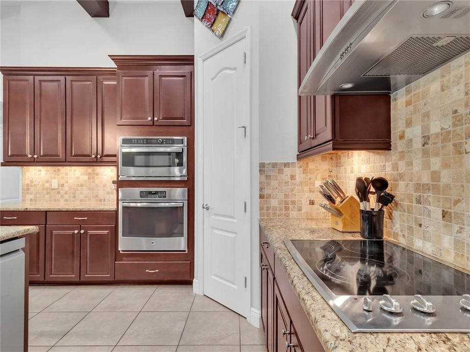 En Venta: $880,900 (5 camas, 4 baños, 3926 Pies cuadrados)