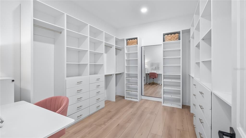 En Venta: $1,049,000 (5 camas, 3 baños, 3339 Pies cuadrados)