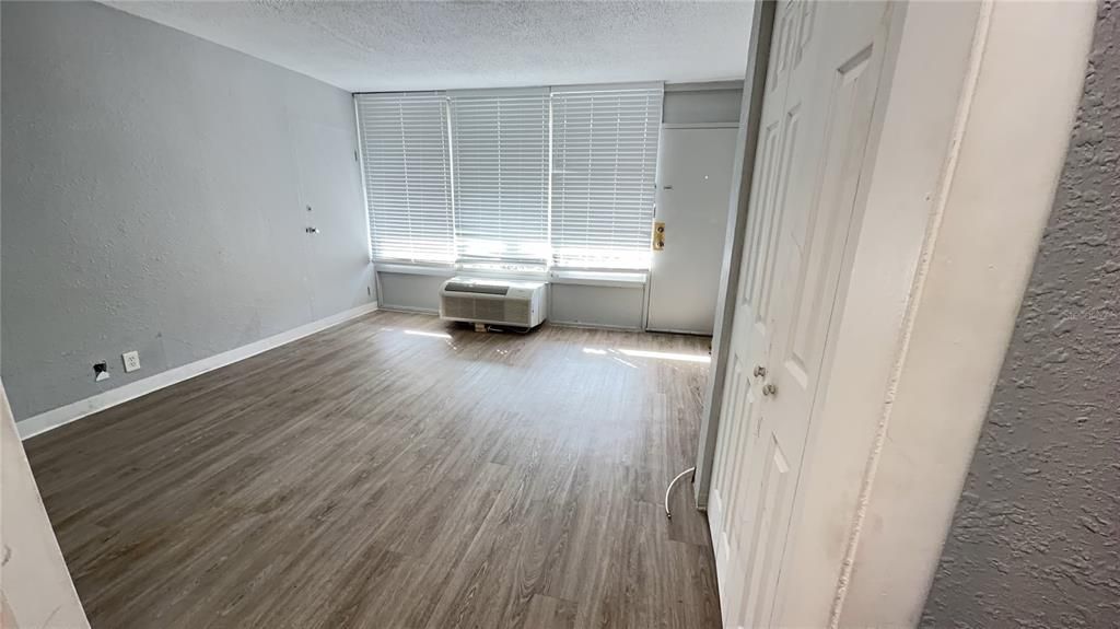 В аренду: $895 (0 спален, 1 ванн, 500 Квадратных фут)