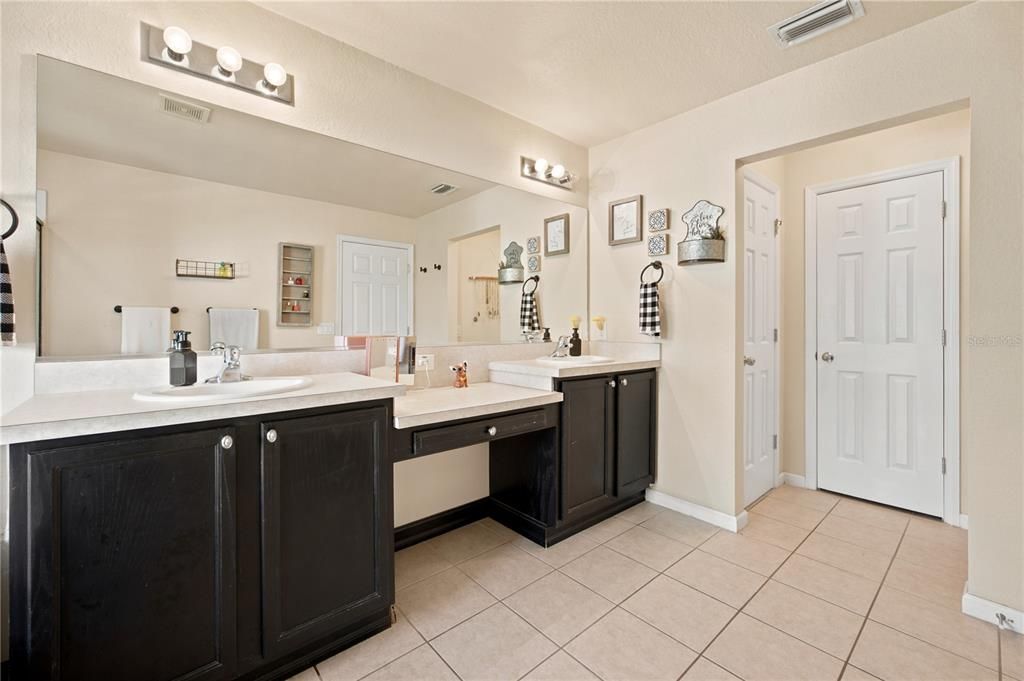 For Sale: $374,900 (4 beds, 3 baths, 2510 Square Feet)