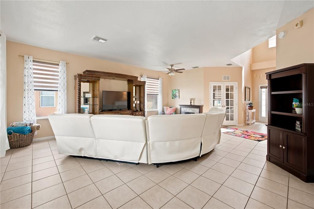 For Sale: $374,900 (4 beds, 3 baths, 2510 Square Feet)