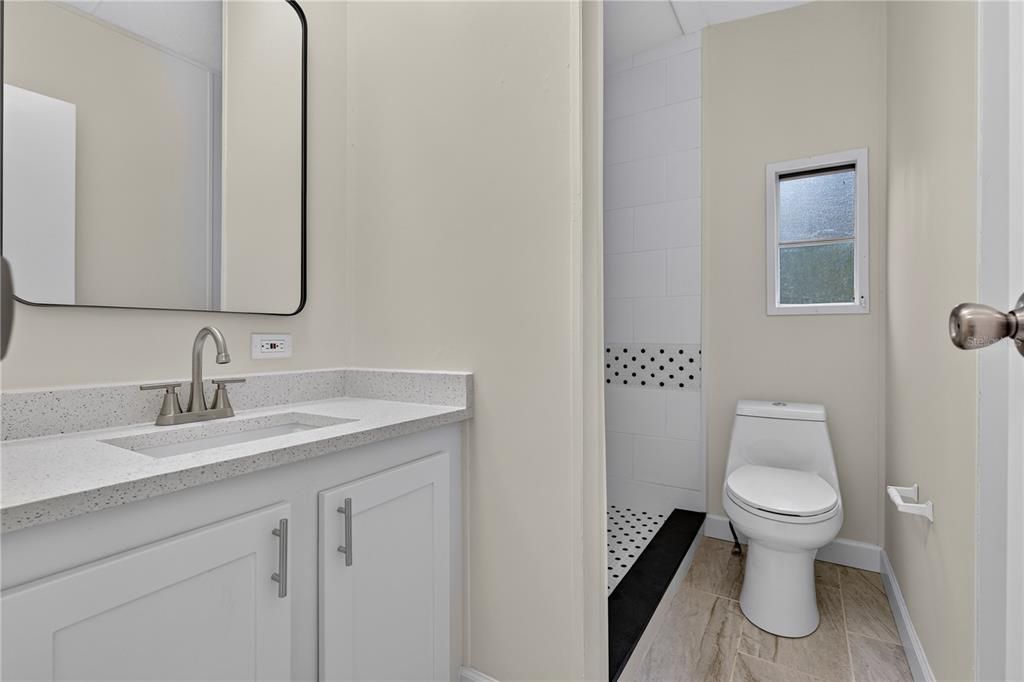 На продажу: $299,990 (3 спален, 2 ванн, 1092 Квадратных фут)