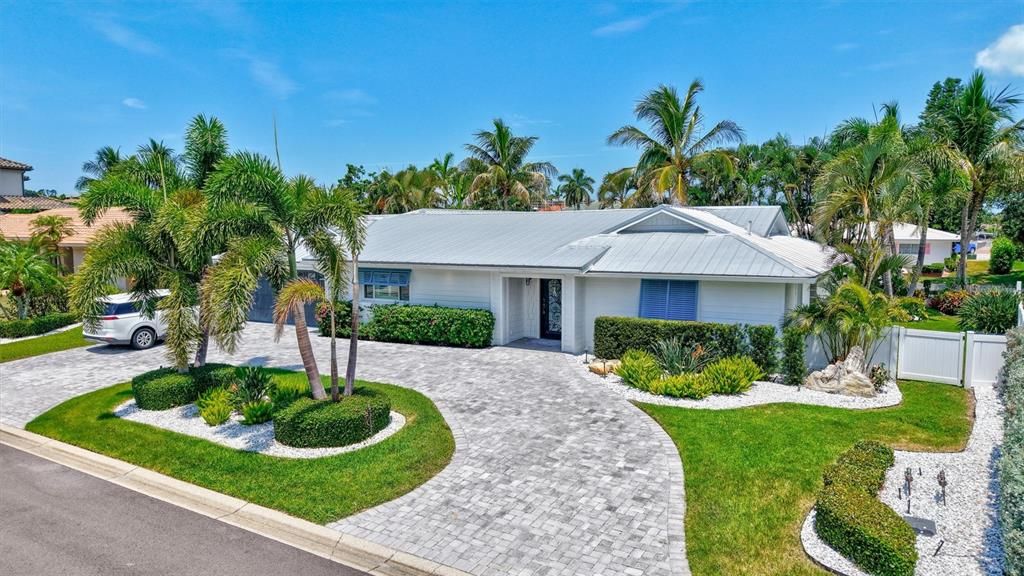Под контрактом: $3,195,000 (4 спален, 3 ванн, 2500 Квадратных фут)
