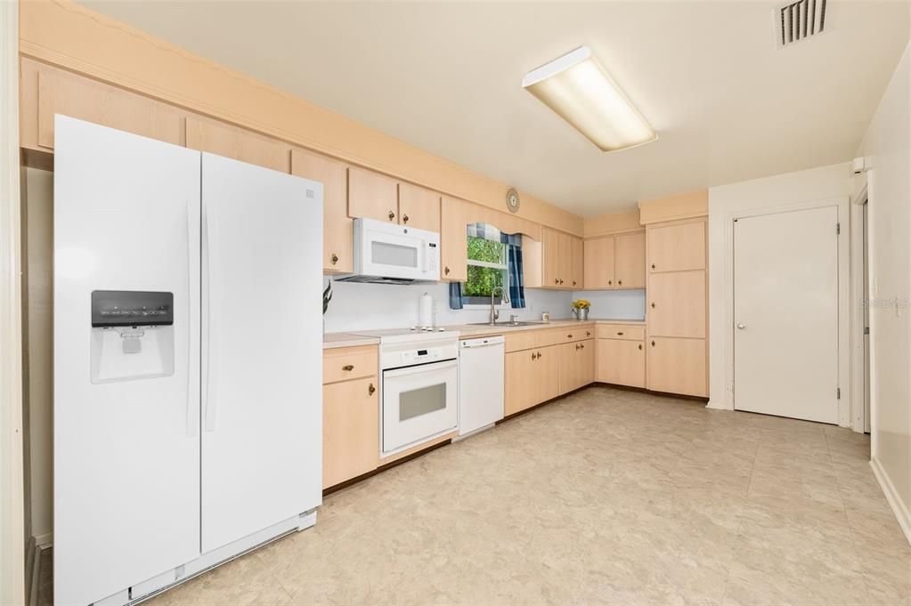 For Sale: $360,000 (3 beds, 2 baths, 1763 Square Feet)