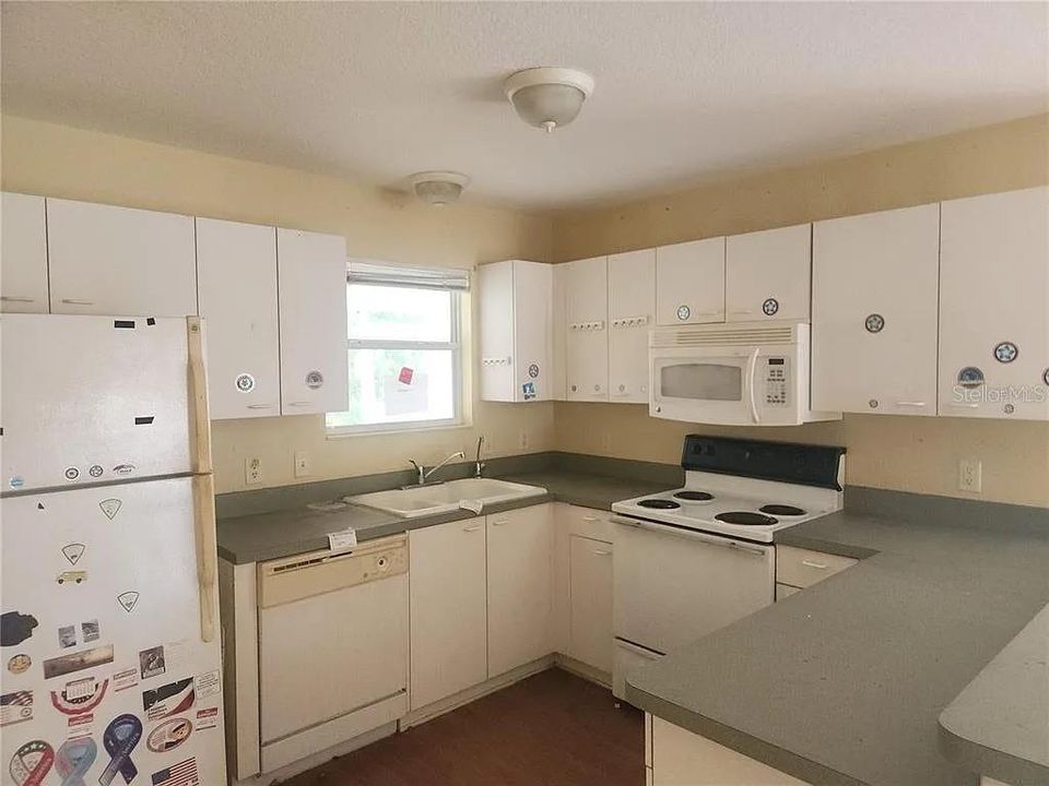 For Sale: $155,000 (1 beds, 1 baths, 837 Square Feet)