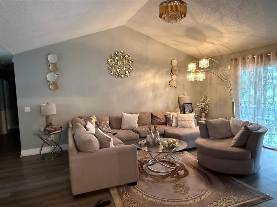 En Venta: $380,000 (4 camas, 2 baños, 1700 Pies cuadrados)