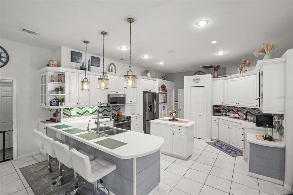 En Venta: $609,000 (4 camas, 3 baños, 2531 Pies cuadrados)