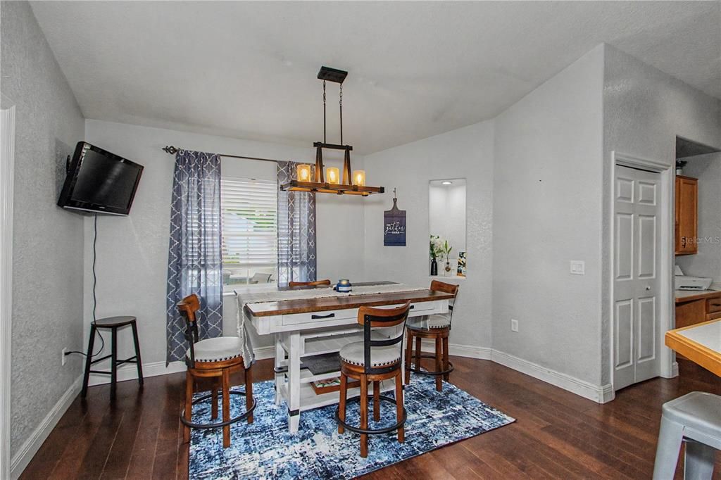 En Venta: $429,950 (4 camas, 2 baños, 2078 Pies cuadrados)