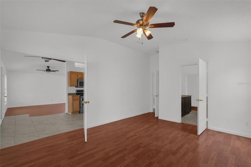 Activo con contrato: $249,900 (3 camas, 2 baños, 1633 Pies cuadrados)