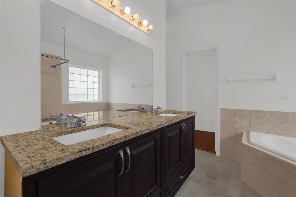 Activo con contrato: $249,900 (3 camas, 2 baños, 1633 Pies cuadrados)