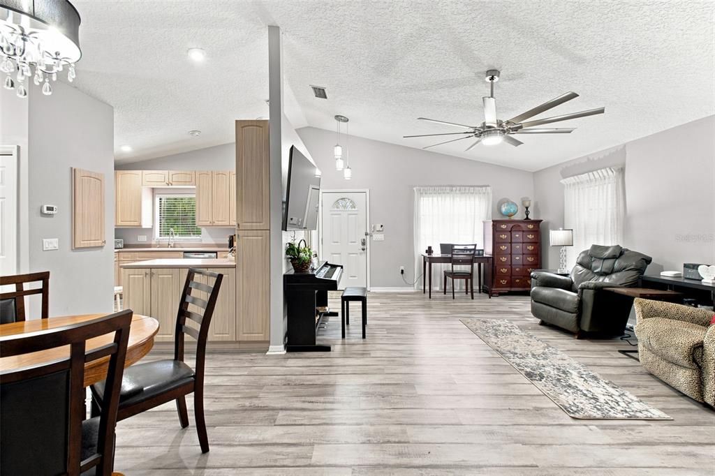 En Venta: $699,000 (5 camas, 3 baños, 3129 Pies cuadrados)