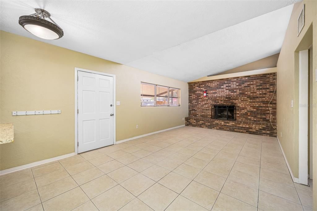 For Rent: $2,395 (3 beds, 2 baths, 1443 Square Feet)