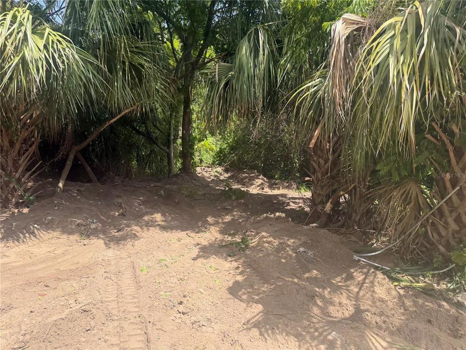 待售: $109,900 (2.61 acres)