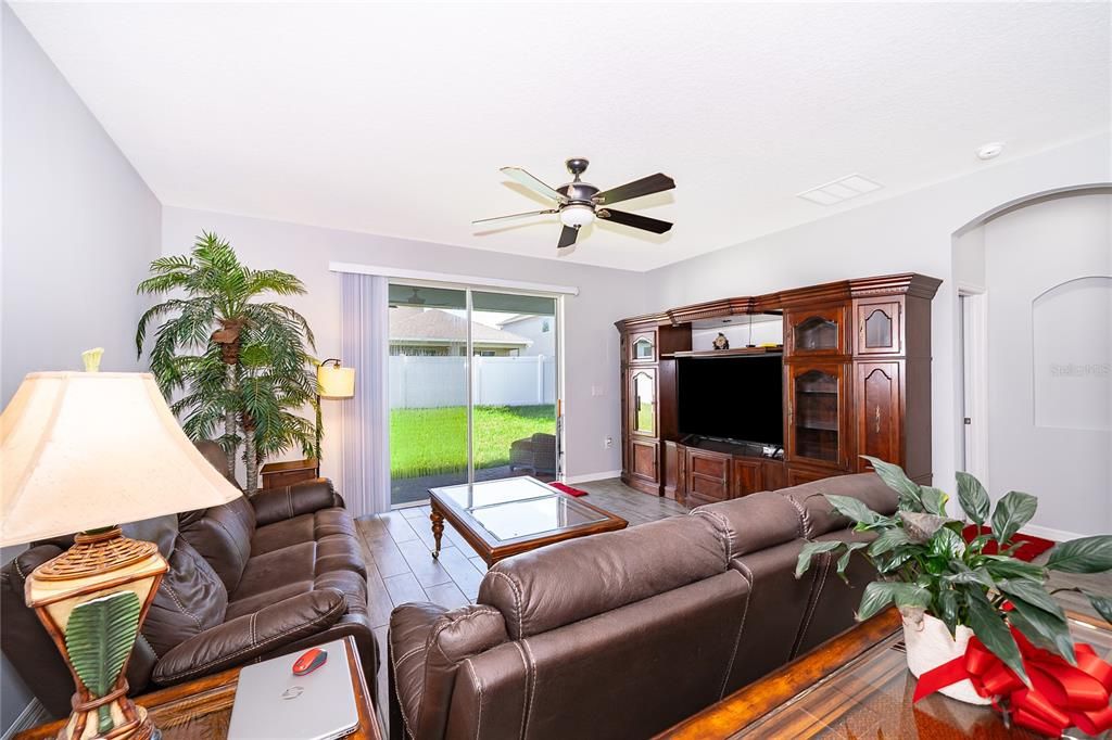 En Venta: $439,000 (3 camas, 2 baños, 1969 Pies cuadrados)