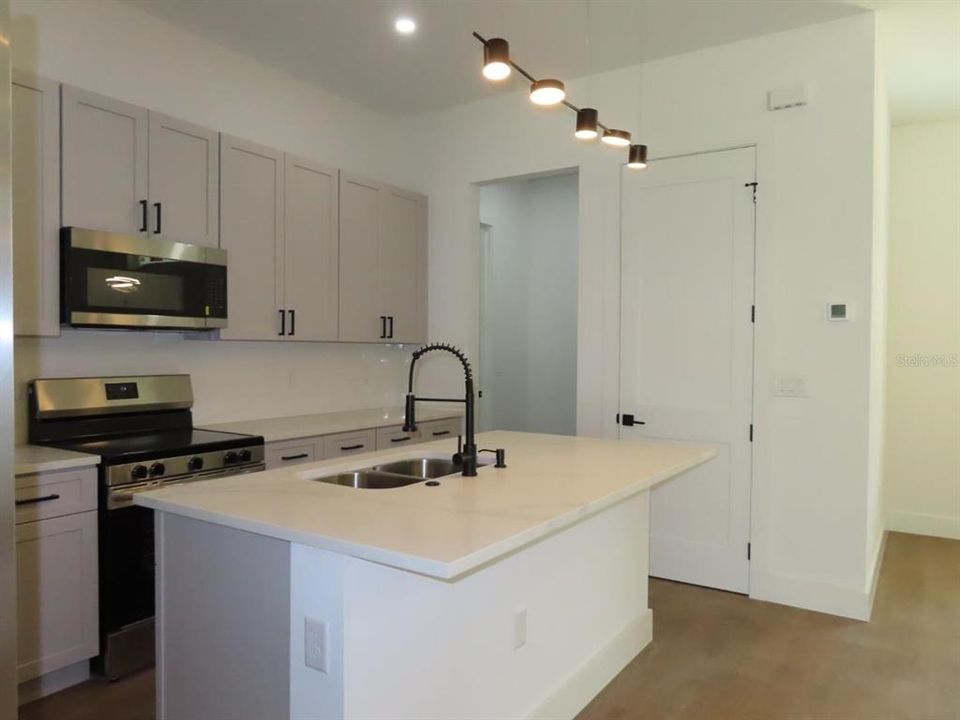 En Venta: $429,000 (4 camas, 3 baños, 1975 Pies cuadrados)