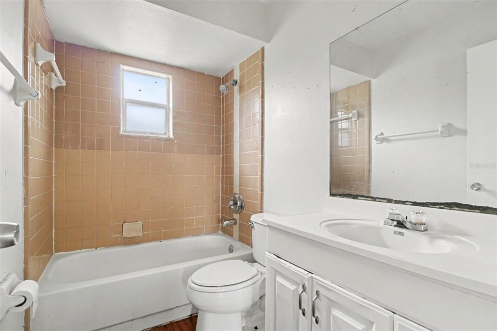 For Sale: $299,900 (3 beds, 2 baths, 1090 Square Feet)
