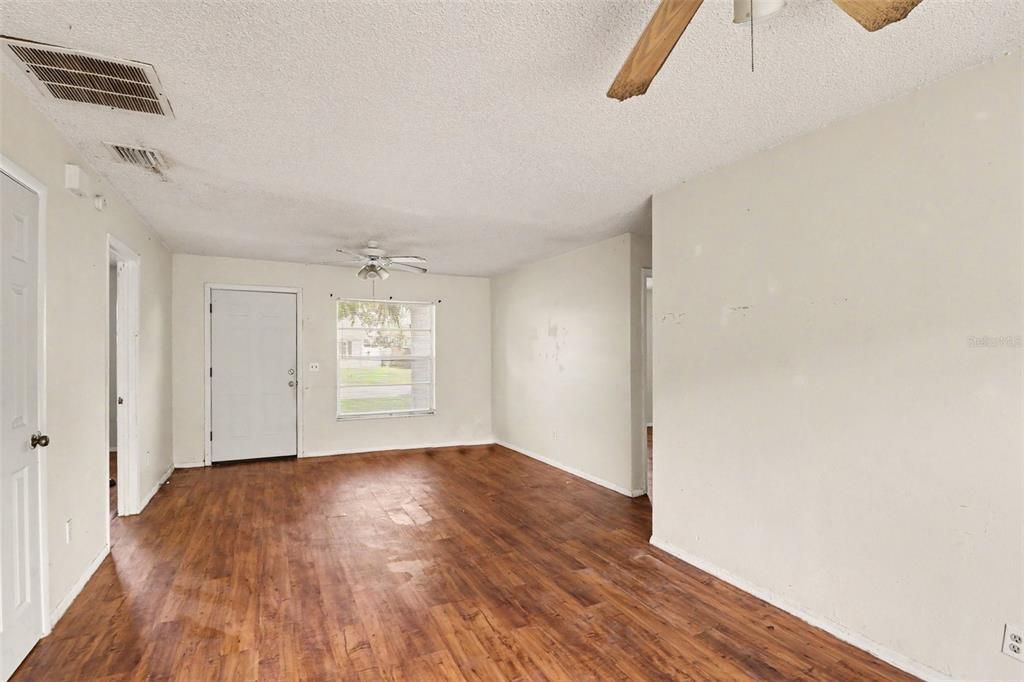 For Sale: $299,900 (3 beds, 2 baths, 1090 Square Feet)