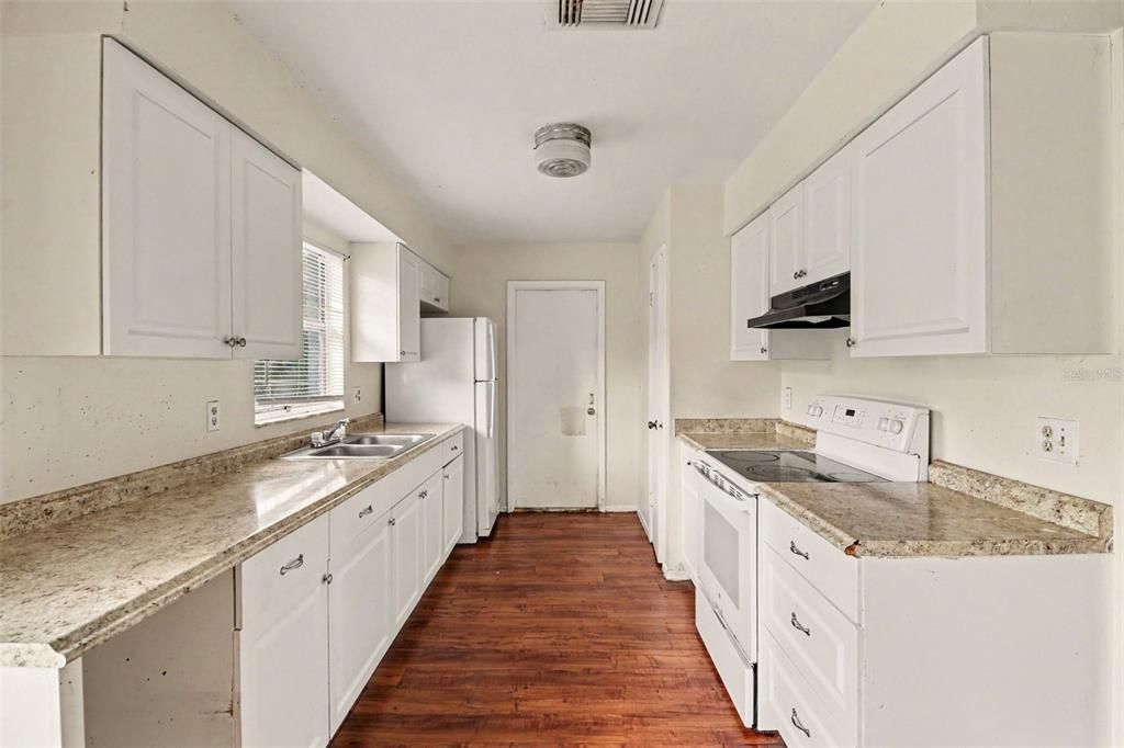 For Sale: $299,900 (3 beds, 2 baths, 1090 Square Feet)