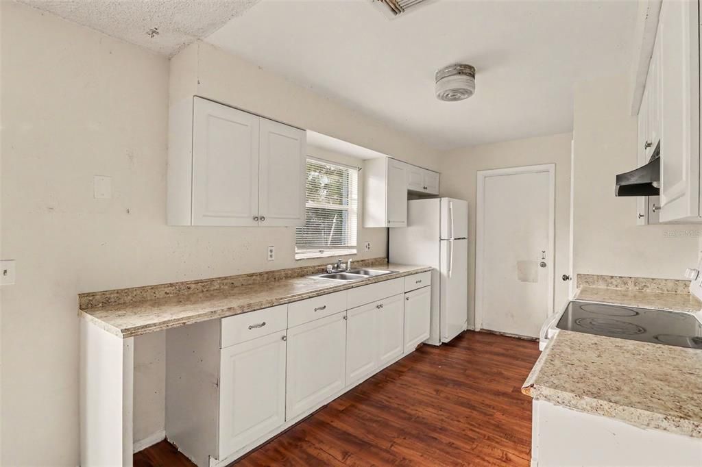 For Sale: $299,900 (3 beds, 2 baths, 1090 Square Feet)