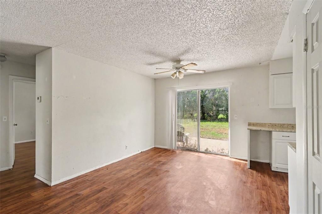 For Sale: $299,900 (3 beds, 2 baths, 1090 Square Feet)