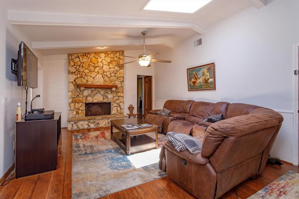 For Sale: $499,900 (4 beds, 2 baths, 1974 Square Feet)