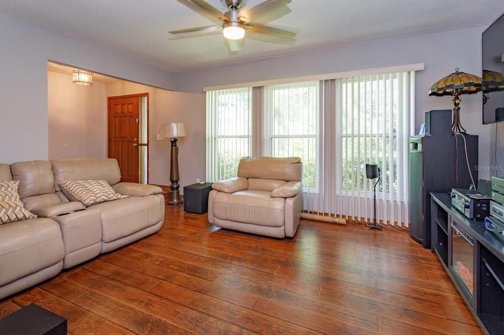 For Sale: $499,900 (4 beds, 2 baths, 1974 Square Feet)