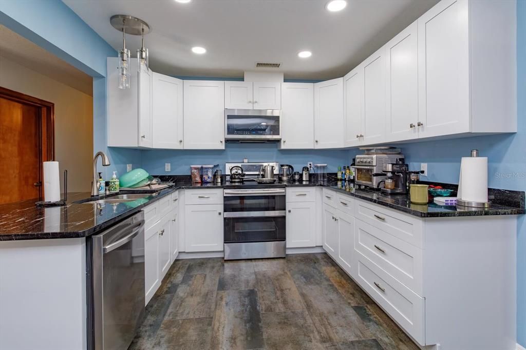 For Sale: $499,900 (4 beds, 2 baths, 1974 Square Feet)