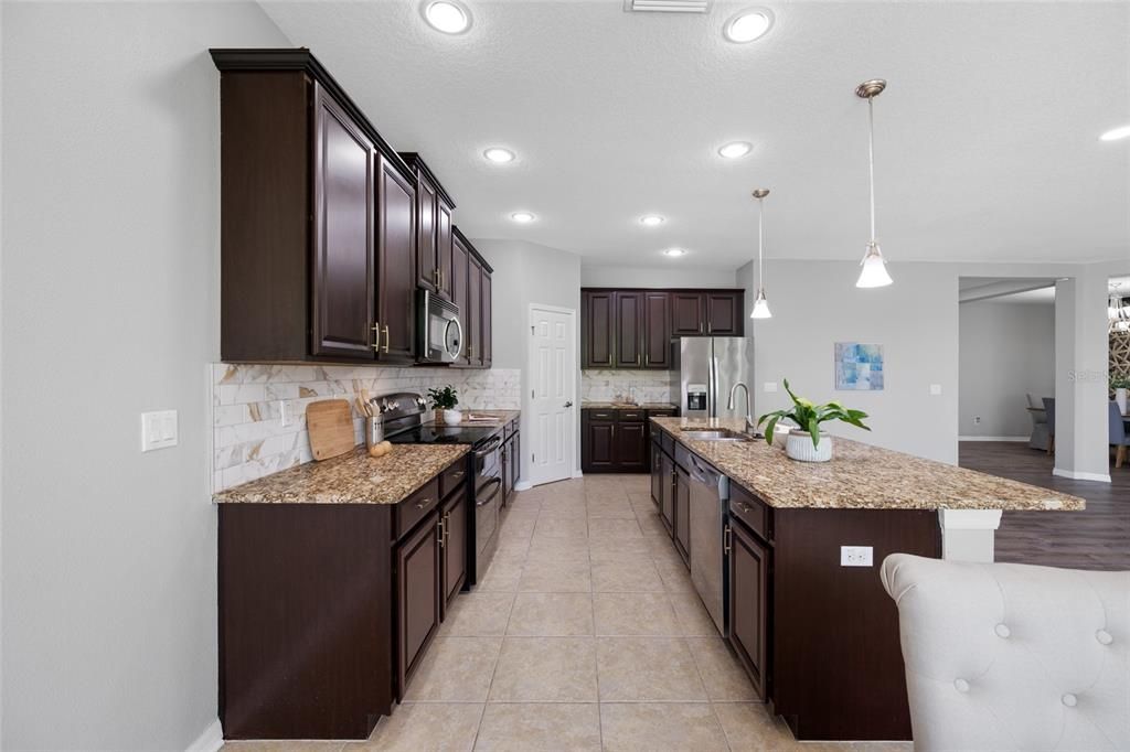 En Venta: $365,000 (4 camas, 3 baños, 2666 Pies cuadrados)