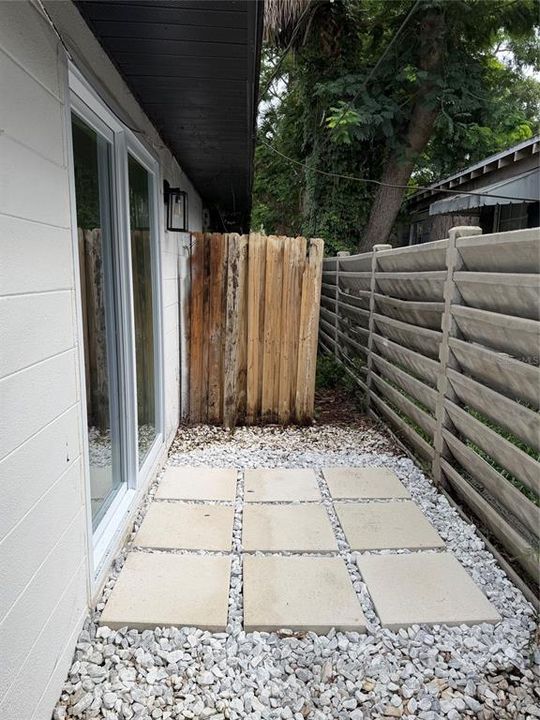 Active With Contract: $1,895 (2 beds, 1 baths, 850 Square Feet)