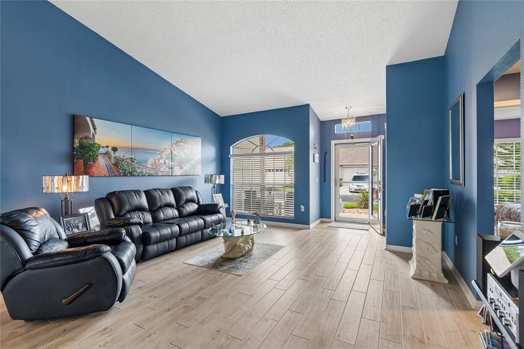 For Sale: $373,000 (2 beds, 2 baths, 1594 Square Feet)