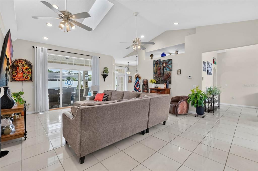 En Venta: $485,000 (3 camas, 2 baños, 2241 Pies cuadrados)