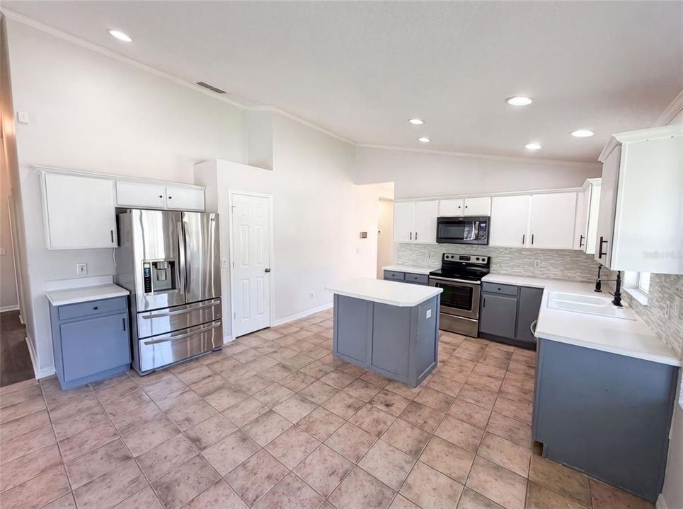 For Sale: $460,000 (4 beds, 2 baths, 1901 Square Feet)