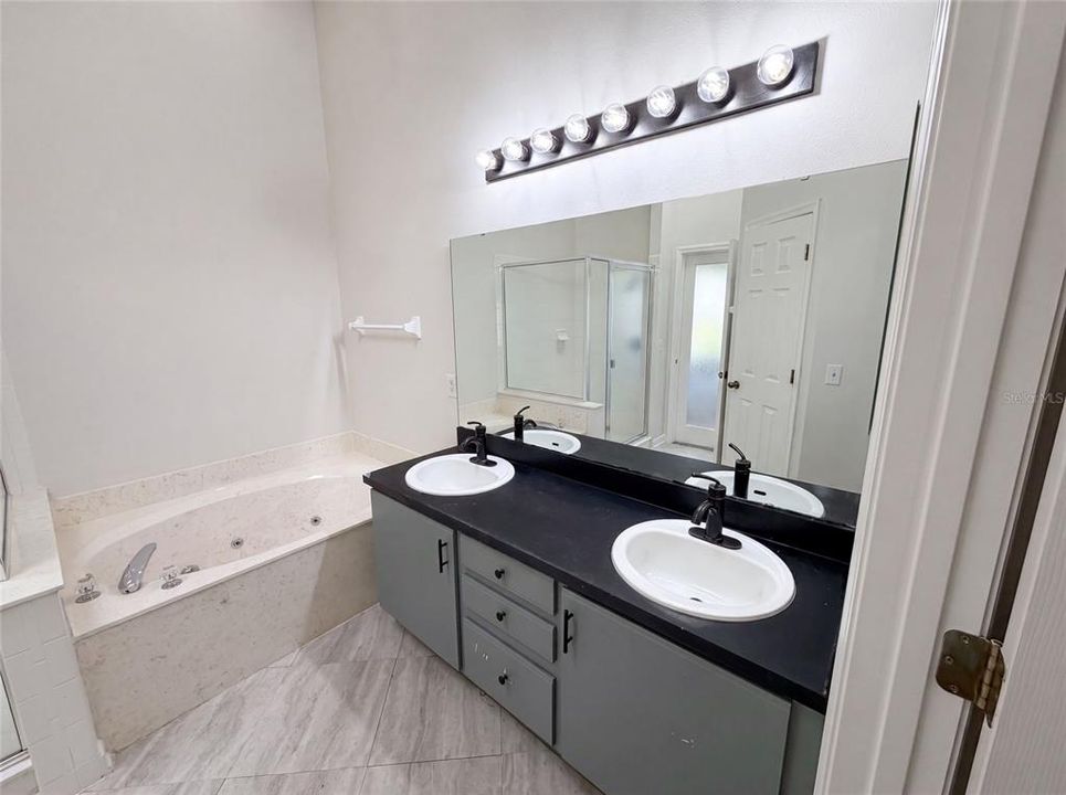 For Sale: $460,000 (4 beds, 2 baths, 1901 Square Feet)