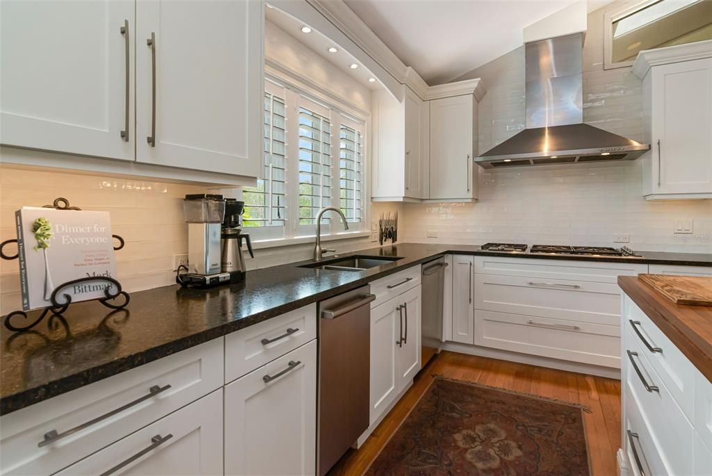 Activo con contrato: $1,125,000 (3 camas, 3 baños, 2474 Pies cuadrados)