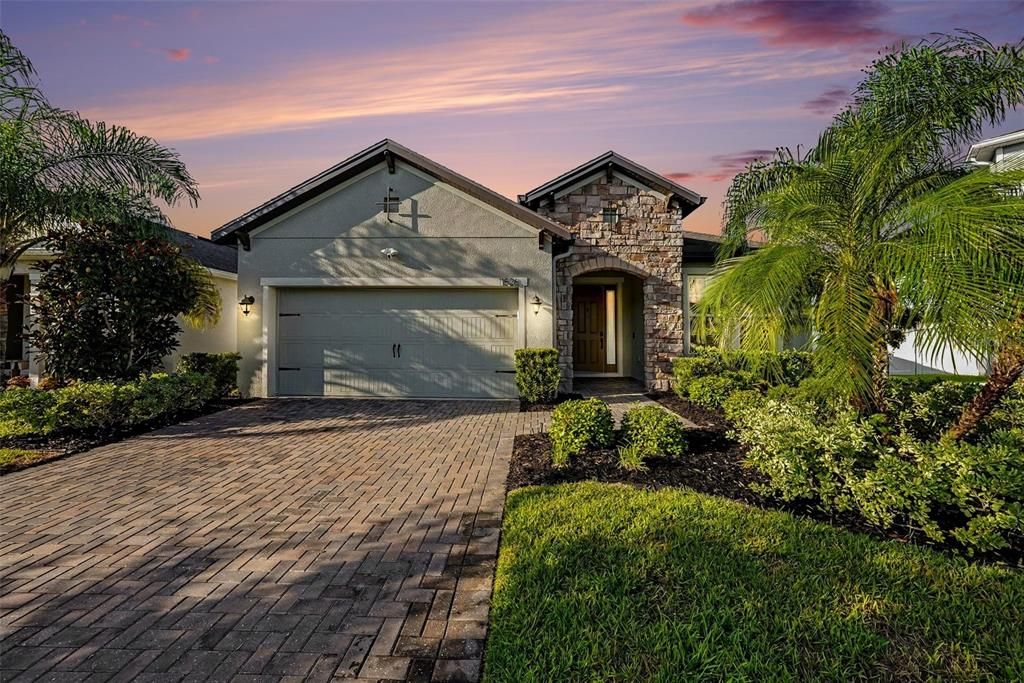 Active With Contract: $700,000 (4 beds, 3 baths, 1962 Square Feet)