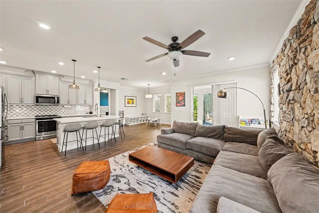 Active With Contract: $700,000 (4 beds, 3 baths, 1962 Square Feet)