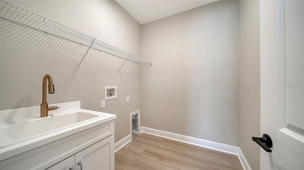 Activo con contrato: $704,990 (3 camas, 3 baños, 2332 Pies cuadrados)
