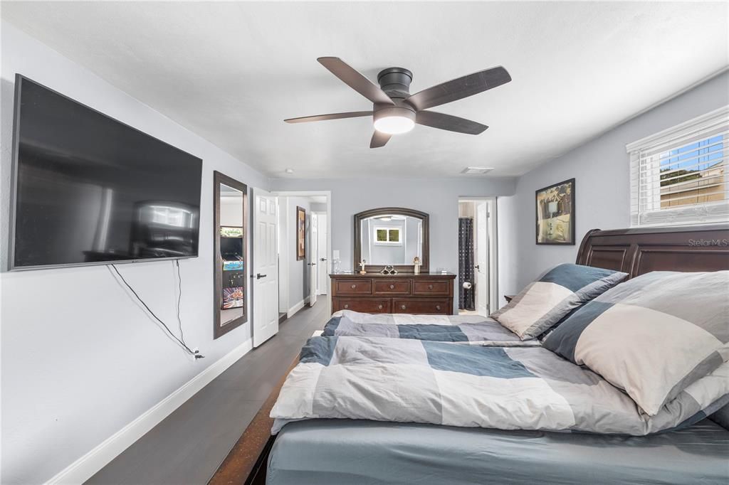 Active With Contract: $469,900 (3 beds, 2 baths, 1454 Square Feet)