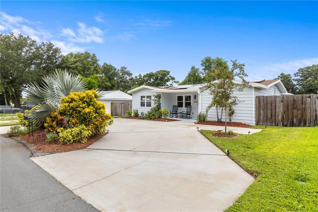 Active With Contract: $469,900 (3 beds, 2 baths, 1454 Square Feet)