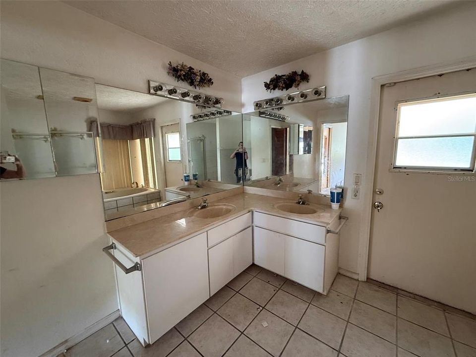 Activo con contrato: $270,000 (3 camas, 3 baños, 2358 Pies cuadrados)