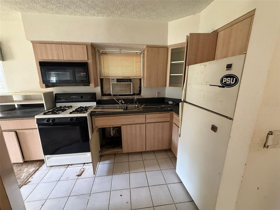 Activo con contrato: $270,000 (3 camas, 3 baños, 2358 Pies cuadrados)