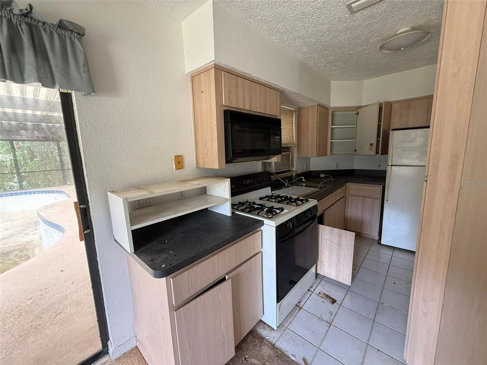 Activo con contrato: $270,000 (3 camas, 3 baños, 2358 Pies cuadrados)