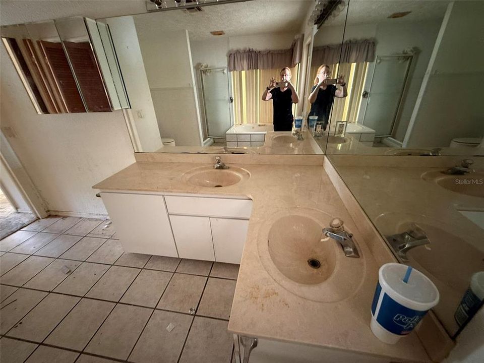 Activo con contrato: $270,000 (3 camas, 3 baños, 2358 Pies cuadrados)