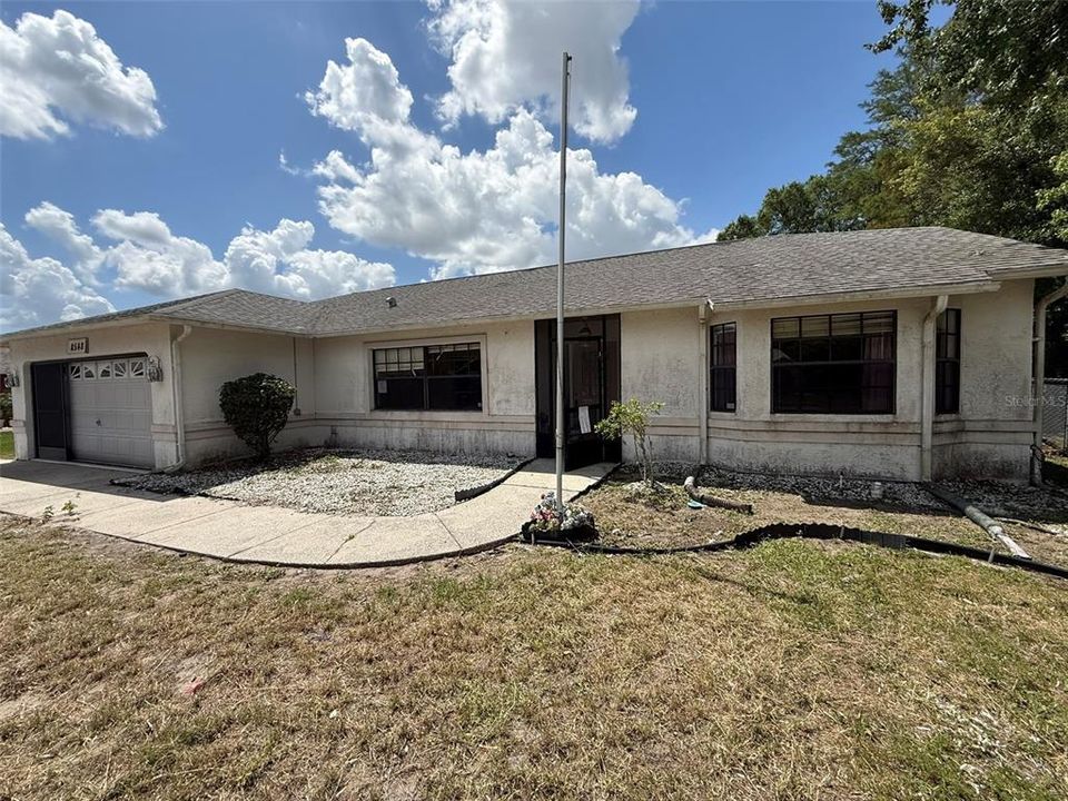 Activo con contrato: $270,000 (3 camas, 3 baños, 2358 Pies cuadrados)