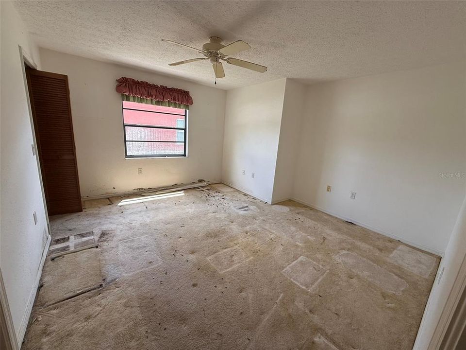 Activo con contrato: $270,000 (3 camas, 3 baños, 2358 Pies cuadrados)