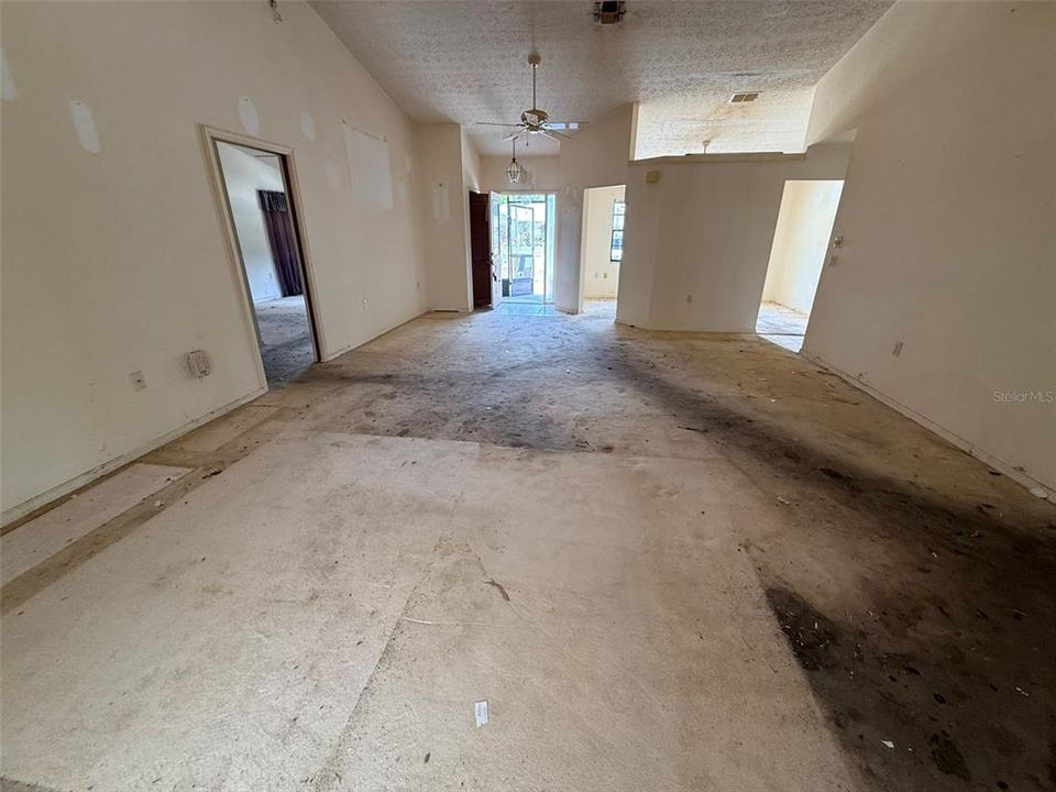 Activo con contrato: $270,000 (3 camas, 3 baños, 2358 Pies cuadrados)