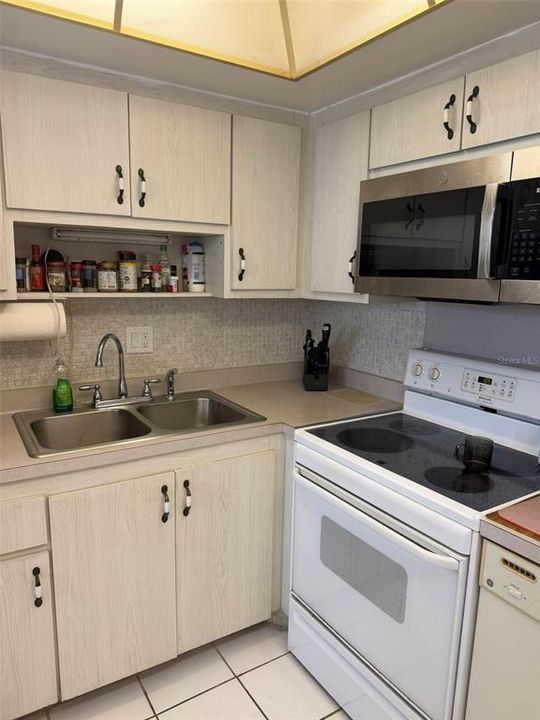 For Sale: $115,000 (2 beds, 2 baths, 860 Square Feet)