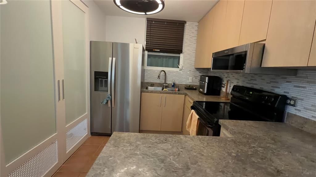 На продажу: $239,000 (3 спален, 2 ванн, 835 Квадратных фут)