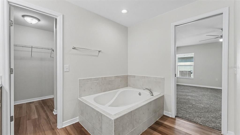 For Sale: $389,900 (4 beds, 2 baths, 1940 Square Feet)
